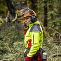 Forstwirtin überwacht Holztransport aus dem Wald