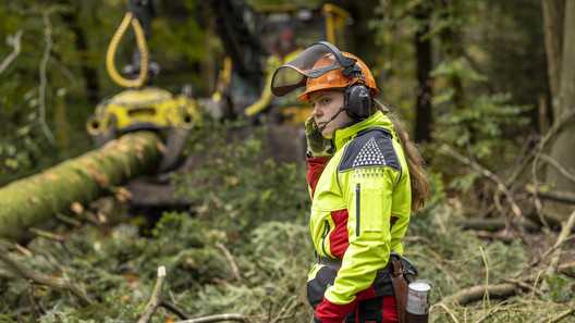 Forstwirtin überwacht Holztransport aus dem Wald