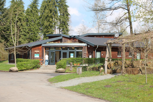 Waldpädagogikzentrum Hahnhorst, zu sehen ist das Seminarhaus mit dem Grundriss eines Ahornblattes