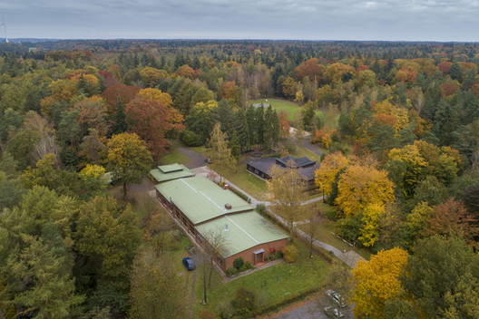 Das Waldpädagogikzentrum Hahnhorst aus der Luft umgeben von abwechslungsreichen Mischwäldern