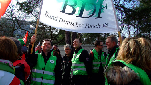 Forstleute demonstrieren bei den Tarifverhandlungen in Potsdam für eine bessere Eingruppierung
