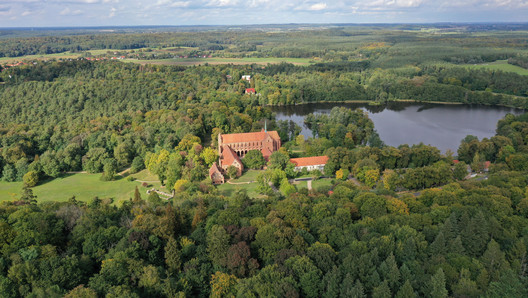 Luftbild vom Kloster und umliegenden Choriner Wald