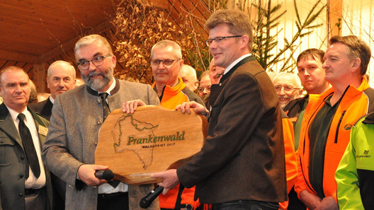 Auszeichnung des Frankenwalds als Waldgebiet des Jahres 2017: Ulrich Dohle übergibt die Auszeichnung an den Leiter des Forstbetriebs Rothenkirchen Peter Hagemann