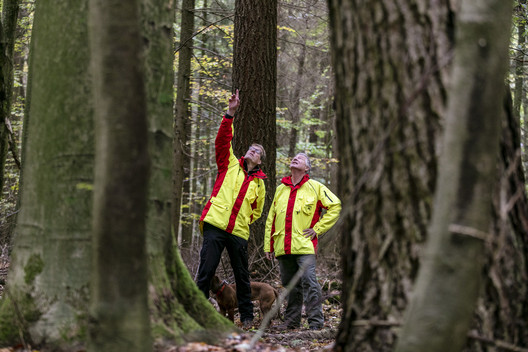 zwei Förster unterwegs im Naturwald Hau und Bark