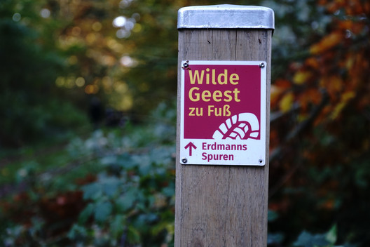 Wanderwegeschild auf Erdmanns Spuren