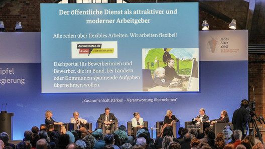 Podiumsdiskussion beim Demografiegipfel der Bundesregierung